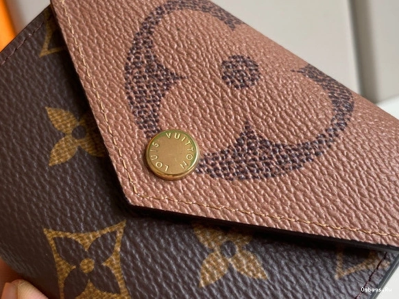 ZOÉ WALLET VUITTON LOUIS 1228